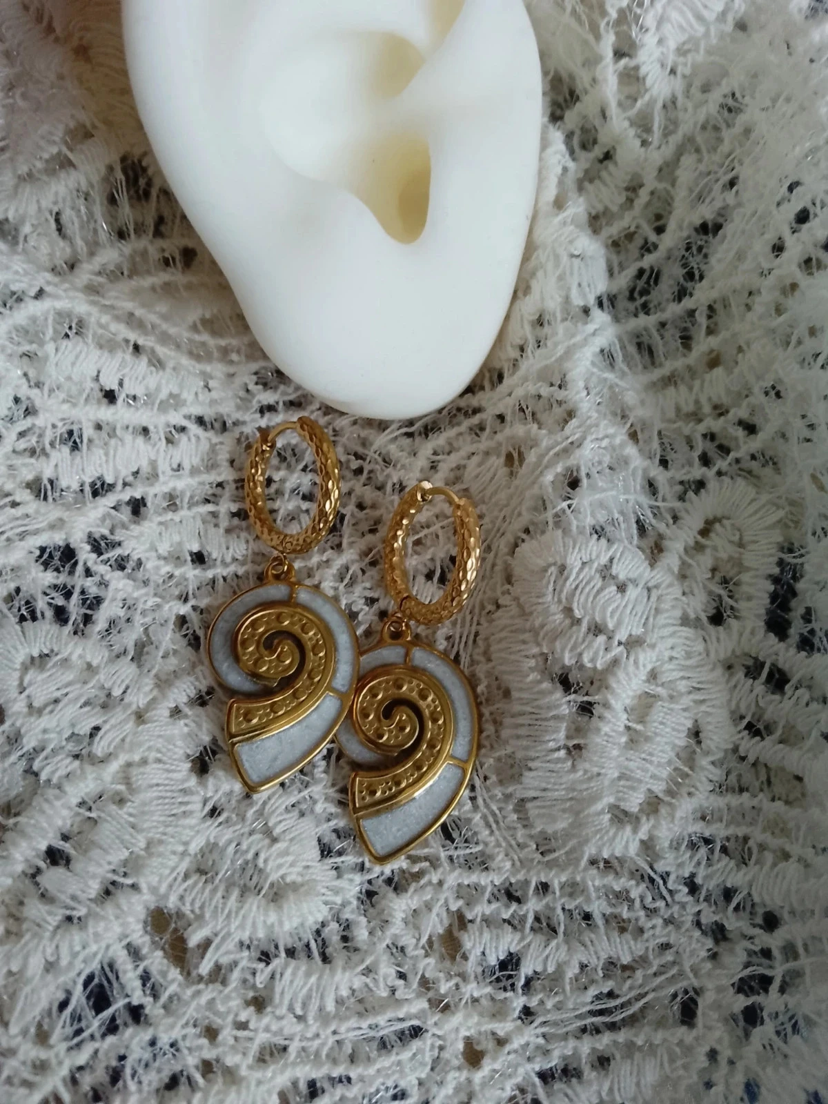 Creolas de encaje blanco bohemio en acero inoxidable dorado – photo 2